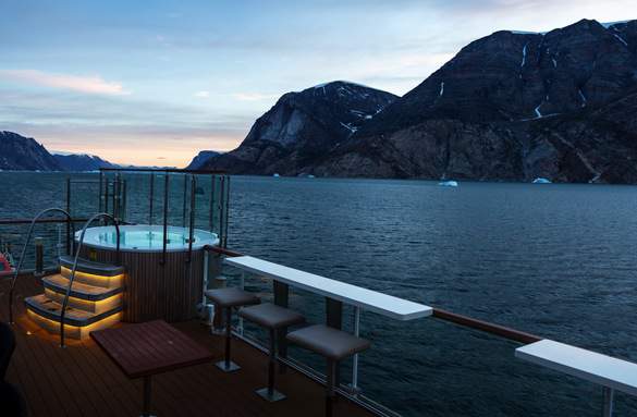 AE Expeditions, Jacuzzi, The Greg Mortimer, Tyson Mayr-1.jpg